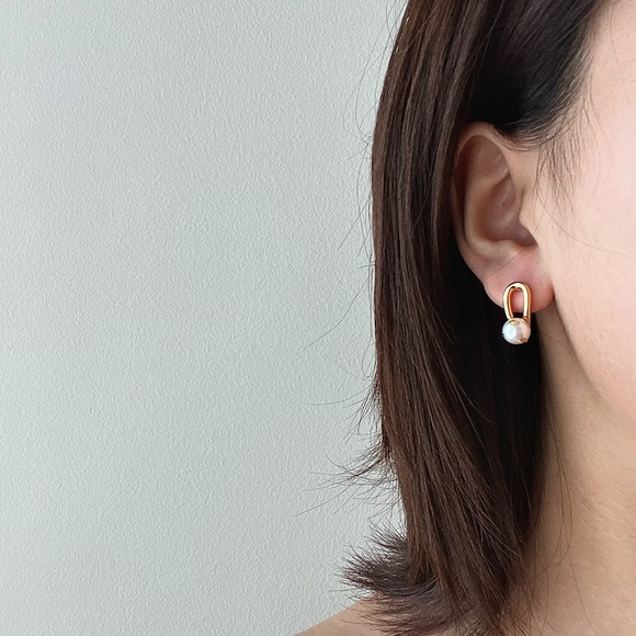 CLOSING SALE! 💕18K Gold Plated Starry Pearl Earrings - Picture 4 of 6